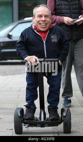 LONDON - OCT 30, 2017 : l'acteur Warwick Davis vu à la BBC à Londres Banque D'Images