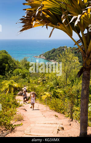 Les Seychelles, Praslin, Anse Marie-Louise, Fond Ferdinand réserve naturelle, les touristes au sommet du chemin d'escalade Banque D'Images