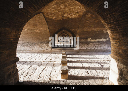 Si-O-seh pol, aussi appelé le pont de 33 arches, Isfahan, Iran Banque D'Images