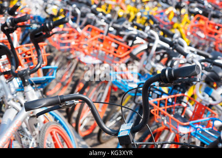 Chengdu, Chine - 5 juin 2017 : Mulicolor gare-vélos partagés gratuitement de plusieurs marques dans un parc de vélos. Banque D'Images