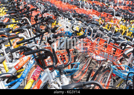 Chengdu, Chine - 5 juin 2017 : Mulicolor gare-vélos partagés gratuitement de plusieurs marques dans un parc de vélos. Banque D'Images