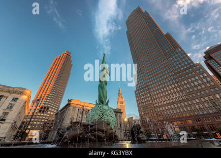 Le centre-ville de Cleveland skyline at sunset Banque D'Images