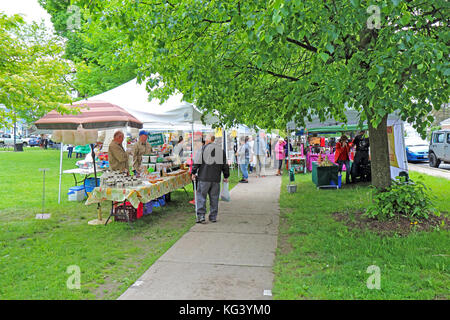 HAMILTON, NEW YORK - MAI 27 2017 : vendeurs et acheteurs au marché agricole local, le samedi, dans le village de Hamilton près de l'Université Colgate à UPS Banque D'Images