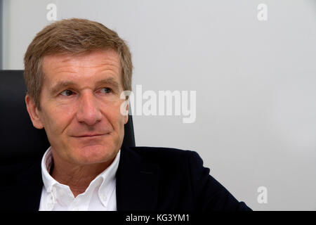 Ex coureur Formule 1 Thierry Boutsen dans son bureau à Monaco Ville Banque D'Images