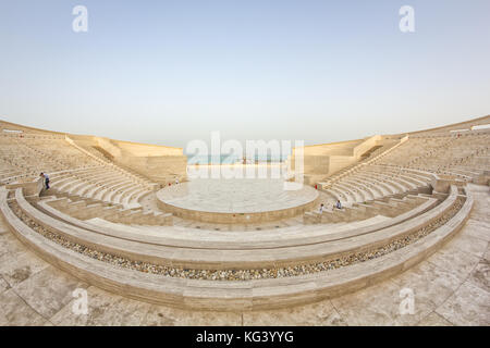 L'amphithéâtre de Katara Cultural Village, Doha Qatar vue panoramique en plein jour avec du golfe Arabe en arrière-plan Banque D'Images