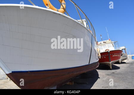 Bateaux au port de latchi pittoresque près de Polis chrysochou dans le district de Paphos à Chypre. Banque D'Images