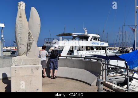 Sculptures de poissons et des bateaux dans le petit port de latchi près de Polis chrysochou dans le district de Paphos à Chypre. Banque D'Images