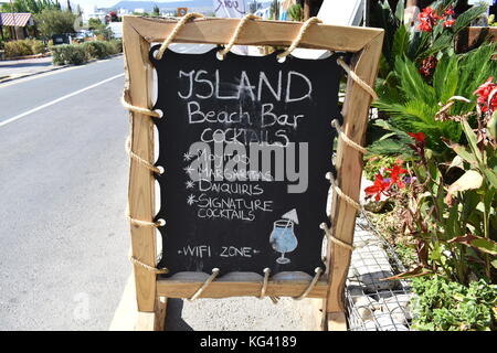 Une taverne pittoresque menu sur le port de latchi près de Polis chrysochou dans le district de Paphos à Chypre. Banque D'Images