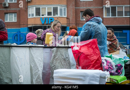 Des volontaires collectent les déchets ménagers pour les recycler sur une place de la ville de Zheleznodorozhny, province de Moscou, Russie. Les habitants ont trié leurs déchets à l'avance chez eux au cours des semaines précédentes et peuvent les laisser dans des sacs ou des conteneurs séparés ici, pour les transporter et les recycler ailleurs. Pour l’instant, les bénévoles viennent ici une fois par mois, mais l’idée gagne en popularité. Le tri des déchets est encore rare en Russie, où environ 90 % des déchets ménagers finissent dans d’énormes décharges à ciel ouvert. Banque D'Images