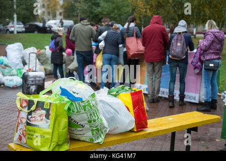 Des volontaires collectent les déchets ménagers pour les recycler sur une place de la ville de Zheleznodorozhny, province de Moscou, Russie. Les habitants ont trié leurs déchets à l'avance chez eux au cours des semaines précédentes et peuvent les laisser dans des sacs ou des conteneurs séparés ici, pour les transporter et les recycler ailleurs. Pour l’instant, les bénévoles viennent ici une fois par mois, mais l’idée gagne en popularité. Le tri des déchets est encore rare en Russie, où environ 90 % des déchets ménagers finissent dans d’énormes décharges à ciel ouvert. Banque D'Images