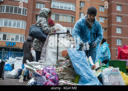 Des volontaires collectent les déchets ménagers pour les recycler sur une place de la ville de Zheleznodorozhny, province de Moscou, Russie. Les habitants ont trié leurs déchets à l'avance chez eux au cours des semaines précédentes et peuvent les laisser dans des sacs ou des conteneurs séparés ici, pour les transporter et les recycler ailleurs. Pour l’instant, les bénévoles viennent ici une fois par mois, mais l’idée gagne en popularité. Le tri des déchets est encore rare en Russie, où environ 90 % des déchets ménagers finissent dans d’énormes décharges à ciel ouvert. Banque D'Images