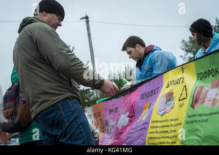 Des volontaires collectent les déchets ménagers pour les recycler sur une place de la ville de Zheleznodorozhny, province de Moscou, Russie. Les habitants ont trié leurs déchets à l'avance chez eux au cours des semaines précédentes et peuvent les laisser dans des sacs ou des conteneurs séparés ici, pour les transporter et les recycler ailleurs. Pour l’instant, les bénévoles viennent ici une fois par mois, mais l’idée gagne en popularité. Le tri des déchets est encore rare en Russie, où environ 90 % des déchets ménagers finissent dans d’énormes décharges à ciel ouvert. Banque D'Images