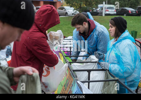 Des volontaires collectent les déchets ménagers pour les recycler sur une place de la ville de Zheleznodorozhny, province de Moscou, Russie. Les habitants ont trié leurs déchets à l'avance chez eux au cours des semaines précédentes et peuvent les laisser dans des sacs ou des conteneurs séparés ici, pour les transporter et les recycler ailleurs. Pour l’instant, les bénévoles viennent ici une fois par mois, mais l’idée gagne en popularité. Le tri des déchets est encore rare en Russie, où environ 90 % des déchets ménagers finissent dans d’énormes décharges à ciel ouvert. Banque D'Images