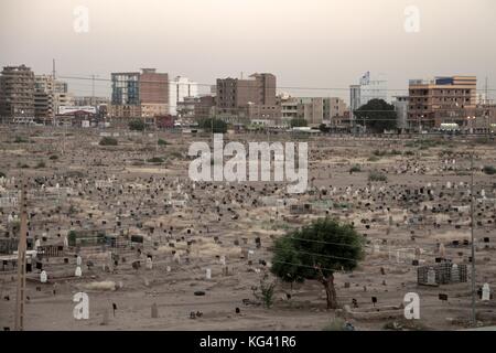 Au centre de Khartoum se trouve le principal cimetière, tombes basses, dont la plupart n'ont pas de pierres tombales, Khartoum, Soudan Banque D'Images