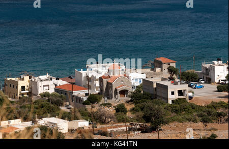 L'église grecque moderne dans la petite ville côtière de Plaka, λασίθι de Crète, Grèce, octobre 2017. Banque D'Images