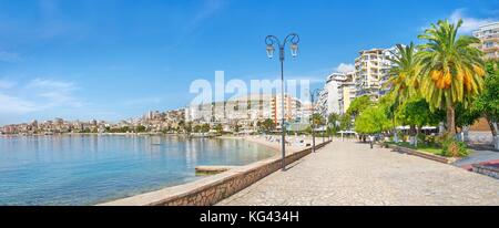 Promenade en bord de mer, Saranda, Albanie Banque D'Images