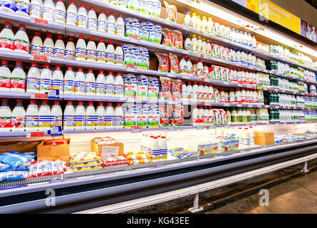 Samara, Russie - le 12 octobre 2017 : les produits laitiers frais prêt à vendre à l'hypermarché. métro Metro Group est un détail diversifié mondial allemand gro Banque D'Images