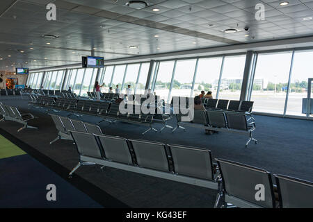 Les personnes en voyage d'attente de l'aéroport à l'avion aux portes d'embarquement A9-A10, le salon des départs internationaux, O. R. Tambo International Airport Banque D'Images