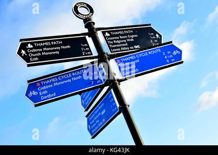 Londres, Royaume-Uni - 2 janvier 2017 : signalisation adjacente à la Tamise indiquant les pistes cyclables et les points d'intérêt locaux Banque D'Images