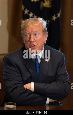 Washington, États-Unis. 02 novembre 2017. Le président des États-Unis Donald J Trump parle avec des journalistes de son projet de réforme fiscale dans la salle du cabinet lors d’une réunion avec les républicains du Congrès à la Maison Blanche à Washington, DC le 2 novembre 2017. Crédit : Alex Edelman/CNP - AUCUN SERVICE DE FIL - crédit : Alex Edelman/Consolidated/dpa/Alamy Live News Banque D'Images