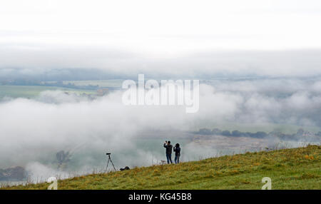 Brighton, UK. 29Th sep 2017. Un beau matin d'automne brumeux le long de la South downs way donnant sur le weald au dyke devils juste au nord de Brighton .les températures sont appelées à chuter considérablement tout au long de la Grande-Bretagne au cours des prochains jours de crédit : Simon dack/Alamy live news Banque D'Images