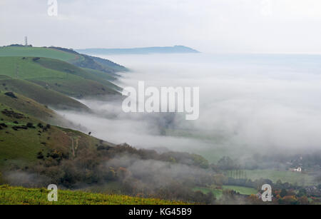 Brighton, UK. 29Th sep 2017. Un beau matin d'automne brumeux le long de la South downs way donnant sur le weald au dyke devils juste au nord de Brighton .les températures sont appelées à chuter considérablement tout au long de la Grande-Bretagne au cours des prochains jours de crédit : Simon dack/Alamy live news Banque D'Images