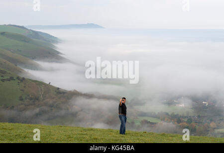 Brighton, Royaume-Uni. 3 novembre 2017. Temps pour un selfie sur un beau matin automnal brumeux le long de la South Downs Way surplombant le Weald à Devils Dyke juste au nord de Brighton. Les températures devraient chuter considérablement dans toute la Grande-Bretagne au cours des prochains jours crédit : Simon Dack/Alamy Live News Banque D'Images