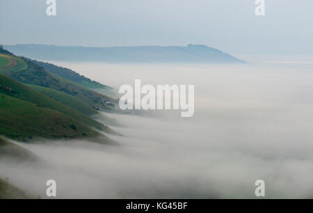 Brighton, UK. 29Th sep 2017. Un beau matin d'automne brumeux le long de la South downs way donnant sur le weald au dyke devils juste au nord de Brighton .les températures sont appelées à chuter considérablement tout au long de la Grande-Bretagne au cours des prochains jours de crédit : Simon dack/Alamy live news Banque D'Images