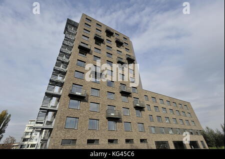 Le ctp développeur a terminé la construction de nouvelles capacités d'hébergement surtout pour les étudiants et les jeunes dans l'ancienne zone industrielle en skrobarenska street à Brno, République tchèque. Le nouveau bâtiment appelé domeq propose de louer 159 chambres et appartements pour 309 personnes. Le projet se présente comme un nouveau concept de la vie moderne pour les étudiants et les jeunes professionnels. une partie des capacités sera également offert aux stagiaires d'entreprises évoluant dans des lieux d'ponavka business park, où l'immeuble de grande hauteur domeq est situé. sur la photo, sur la photo le 1 novembre 2017, est perçu comme une Banque D'Images