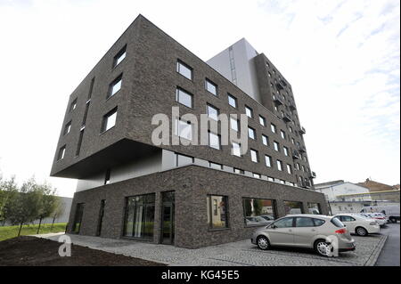 Le ctp développeur a terminé la construction de nouvelles capacités d'hébergement surtout pour les étudiants et les jeunes dans l'ancienne zone industrielle en skrobarenska street à Brno, République tchèque. Le nouveau bâtiment appelé domeq propose de louer 159 chambres et appartements pour 309 personnes. Le projet se présente comme un nouveau concept de la vie moderne pour les étudiants et les jeunes professionnels. une partie des capacités sera également offert aux stagiaires d'entreprises évoluant dans des lieux d'ponavka business park, où l'immeuble de grande hauteur domeq est situé. sur la photo, sur la photo le 1 novembre 2017, est perçu comme une Banque D'Images