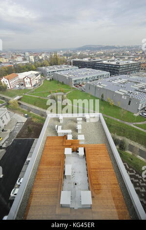 Le ctp développeur a terminé la construction de nouvelles capacités d'hébergement surtout pour les étudiants et les jeunes dans l'ancienne zone industrielle en skrobarenska street à Brno, République tchèque. Le nouveau bâtiment appelé domeq propose de louer 159 chambres et appartements pour 309 personnes. Le projet se présente comme un nouveau concept de la vie moderne pour les étudiants et les jeunes professionnels. une partie des capacités sera également offert aux stagiaires d'entreprises évoluant dans des lieux d'ponavka business park, où l'immeuble de grande hauteur domeq est situé. sur la photo, sur la photo le 1 novembre 2017, est perçu comme une Banque D'Images