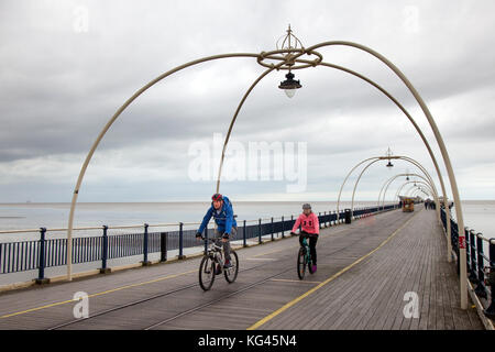 Southport, Merseyside, Météo France. 3e novembre 2017. Gray de commencer la journée avec de la pluie. Ciel très couvert suggèrent des averses de pluie pour la station balnéaire et à l'ensemble du nord ouest. Crédit. /AlamyLiveNews MediaWorldImages Banque D'Images