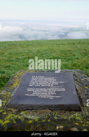 Brighton, Royaume-Uni. , . Un beau matin automnal brumeux le long de la South Downs Way surplombant le Weald à Devils Dyke juste au nord de Brighton. Les températures devraient chuter considérablement dans toute la Grande-Bretagne au cours des prochains jours crédit : Simon Dack/Alamy Live News Banque D'Images