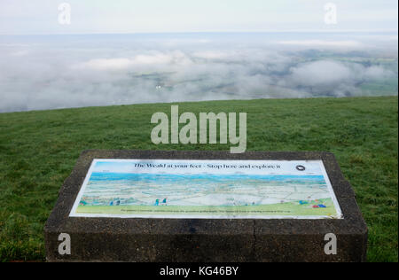 Brighton, Royaume-Uni. , . Un beau matin automnal brumeux le long de la South Downs Way surplombant le Weald à Devils Dyke juste au nord de Brighton. Les températures devraient chuter considérablement dans toute la Grande-Bretagne au cours des prochains jours crédit : Simon Dack/Alamy Live News Banque D'Images