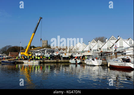 Dorset, UK. 29Th sep 2017. Des membres du club de voile de Christchurch cruiser bateaux sont tous dans un jour tendit à l'aide de grue chantier elkins et l'équipage assistés par des membres du club. 60 bateaux sont tendit sur le disque dur du club remplaçant le flottes miteux où ils restent jusqu'au début d'avril.c'est un très rapide efficace système basé sur des années d'expérience permettant à un grand nombre de bateaux à être soulevé et placé sur des cales ou des berceaux pour l'hiver. crédit : Roger allen photography/Alamy live news Banque D'Images