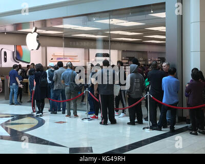 New York, USA. 29Th sep 2017. Les clients Apple attendre dans la ligne pour aller chercher leur pré-commandé l'iPhone Apple X/iPhoneX Mennig Crédit : Don/Alamy Live News Banque D'Images