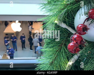 New York, USA. 29Th sep 2017. Les clients Apple attendre dans la ligne pour aller chercher leur pré-commandé l'iPhone Apple X/iPhoneX Mennig Crédit : Don/Alamy Live News Banque D'Images