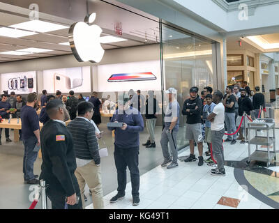 New York, USA. 29Th sep 2017. Les clients Apple attendre dans la ligne pour aller chercher leur pré-commandé l'iPhone Apple X / iPhoneX Mennig Crédit : Don/Alamy Live News Banque D'Images