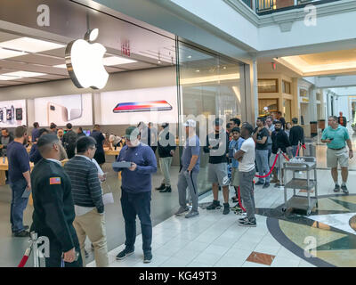 New York, USA. 29Th sep 2017. Les clients Apple attendre dans la ligne pour aller chercher leur pré-commandé l'iPhone Apple X/iPhoneX Mennig Crédit : Don/Alamy Live News Banque D'Images