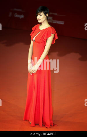 ROME, ITALIE - 02 novembre : Alice Sabatini promenades un tapis rouge pour 'Trouble No More" dans le cadre du 12e Festival du Film de Rome à l'Auditorium Parco della Musica, le 2 novembre 2017 à Rome, Italie. Banque D'Images