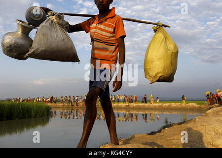 2 novembre 2017 - 02 novembre 2017 Cox's Bazar, Bangladesh ''“ après avoir traversé la rivière Naf, des réfugiés rohingyas marchent pour entrer dans la zone frontalière du Bangladesh à Anjumanpara à Coxsbazar, Bangladesh. Selon le HCR, 607 000 réfugiés rohingyas ont fui la violence de l'État de Rakhine au Myanmar depuis le 25 août 2017, la plupart essayant de traverser la frontière et d'atteindre le Bangladesh. Crédit : K M Asad/ZUMA Wire/Alamy Live News Banque D'Images