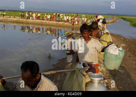 2 novembre 2017 - 02 novembre 2017 Cox's Bazar, Bangladesh ''“ après avoir traversé la rivière Naf, des réfugiés rohingyas marchent pour entrer dans la zone frontalière du Bangladesh à Anjumanpara à Coxsbazar, Bangladesh. Selon le HCR, 607 000 réfugiés rohingyas ont fui la violence de l'État de Rakhine au Myanmar depuis le 25 août 2017, la plupart essayant de traverser la frontière et d'atteindre le Bangladesh. Crédit : K M Asad/ZUMA Wire/Alamy Live News Banque D'Images