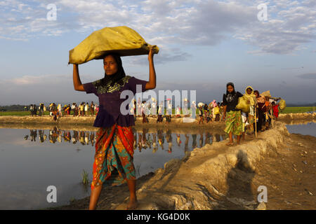 2 novembre 2017 - 02 novembre 2017 Cox's Bazar, Bangladesh ''“ après avoir traversé la rivière Naf, des réfugiés rohingyas marchent pour entrer dans la zone frontalière du Bangladesh à Anjumanpara à Coxsbazar, Bangladesh. Selon le HCR, 607 000 réfugiés rohingyas ont fui la violence de l'État de Rakhine au Myanmar depuis le 25 août 2017, la plupart essayant de traverser la frontière et d'atteindre le Bangladesh. Crédit : K M Asad/ZUMA Wire/Alamy Live News Banque D'Images