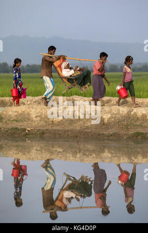 2 novembre 2017 - novembre 02, 2017 Cox's bazar, le Bangladesh ''" l'homme des réfugiés rohingyas portent leurs malades moher à entré le Bangladesh de l'État de Rakhine au Myanmar dans anjumanpara à coxsbazar, Bangladesh. Selon le HCR, 607 000 réfugiés Rohingyas ont fui la violence de l'État de Rakhine au Myanmar depuis le 25 août 2017, la plupart en tentant de traverser la frontière et rejoindre le Bangladesh. crédit : k m asad/zuma/Alamy fil live news Banque D'Images