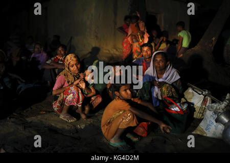 2 novembre 2017 - 02 novembre 2017 Cox's Bazar, Bangladesh ''“ après avoir traversé la rivière Naf Myanmar, des réfugiés rohingyas attendent la nuit pour entrer dans la zone du camp du Bangladesh à Cox'sbazar, Bangladesh. Selon le HCR, 607 000 réfugiés rohingyas ont fui la violence de l'État de Rakhine au Myanmar depuis le 25 août 2017, la plupart essayant de traverser la frontière et d'atteindre le Bangladesh. Crédit : K M Asad/ZUMA Wire/Alamy Live News Banque D'Images