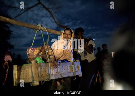 2 novembre 2017 - novembre 02, 2017 Cox's bazar, le Bangladesh ''" après avoir traversé le fleuve Naf les réfugiés rohingyas au Bangladesh est entré à pied de nuit dans la région de camp cox'sbazar, Bangladesh. Selon le HCR, 607 000 réfugiés Rohingyas ont fui la violence de l'État de Rakhine au Myanmar depuis le 25 août 2017, la plupart en tentant de traverser la frontière et rejoindre le Bangladesh. crédit : k m asad/zuma/Alamy fil live news Banque D'Images