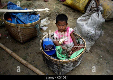 2 novembre 2017 - 02 novembre 2017 Cox's Bazar, Bangladesh ''“ une jeune réfugiée rohingya dans un panier attend d'entrer au Bangladesh en provenance de l'État de Rakhine du Myanmar à Anjumanpara à Coxsbazar, Bangladesh. Selon le HCR, 607 000 réfugiés rohingyas ont fui la violence de l'État de Rakhine au Myanmar depuis le 25 août 2017, la plupart essayant de traverser la frontière et d'atteindre le Bangladesh. Crédit : K M Asad/ZUMA Wire/Alamy Live News Banque D'Images