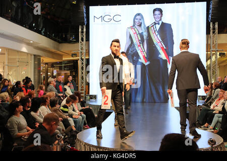 Jena, Allemagne. 03 Nov, 2017. Les candidats sont montés sur scène et se présentent au jury et au public lors du concours Mister Mitteldeutschland (lit. Mister Allemagne centrale) à la Galerie Goethe à Iéna, Allemagne, le 3 novembre 2017. Au total, onze femmes et neuf hommes ont concouru pour le titre de la MGC-Miss Germany Corporation. Crédit : Bodo Schackow/dpa-Zentralbild/ZB/dpa/Alamy Live News Banque D'Images