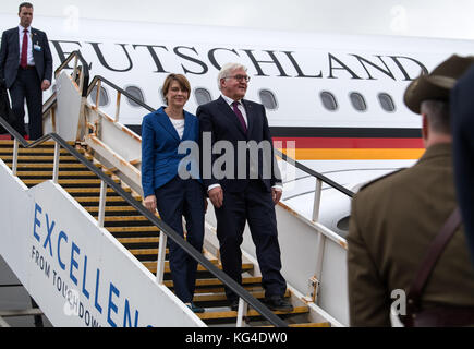 Sydney, Australie. 04th Nov, 2017. Le président allemand Frank-Walter Steinmeier et son épouse Elke Buendenbender arrivent à l'aéroport de Sydney, en Australie, le 4 novembre 2017. Le président Steinmeier et son épouse effectuent une visite d'État de trois jours en Australie. Crédit : Bernd von Jutrczenka/dpa/Alamy Live News Banque D'Images
