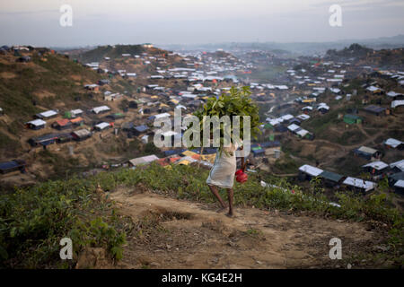 3 novembre 2017 - novembre 03, 2017 Cox's bazar, le Bangladesh '' l'homme des réfugiés rohingya" thankhali au camp de réfugiés en cox'sbazar, Bangladesh. Selon le HCR, 607 000 réfugiés Rohingyas ont fui la violence de l'État de Rakhine au Myanmar depuis le 25 août 2017, la plupart en tentant de traverser la frontière et rejoindre le Bangladesh. crédit : k m asad/zuma/Alamy fil live news Banque D'Images